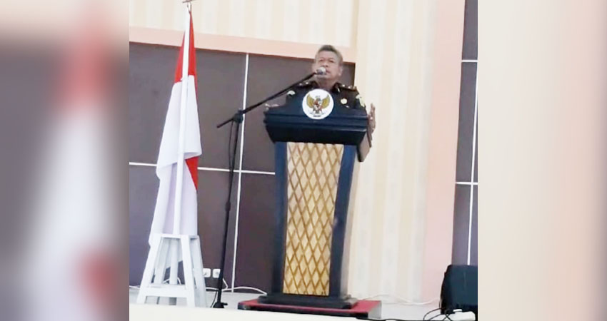 Potongan video saateks Kajati Gorontalo, Firdaus Dewilmar, memberikan sambutan dalam sebuah acara, dan menyatakan bahwa Hamim Pou tidak terlibat dalam kasus Bansos. (foto : tangkapan layar)