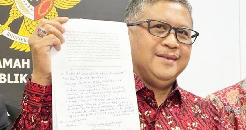 DITULIS TANGAN : Sekjend PDI Perjuangan, Hasto Kristanto mewakili Megawati menyerahkan surat Amicus Curiae ke MK. (SinPo.id/Istimewa)