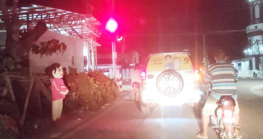 Salah satu badut beroperasi hingga malam hari di simpang empat Traffic Light Jl. Jhon Aryo Katili eks Jl Andalas Kota Gorontalo Kamis, (18/4/24). (Foto: Roy/Gorontalo Post).
