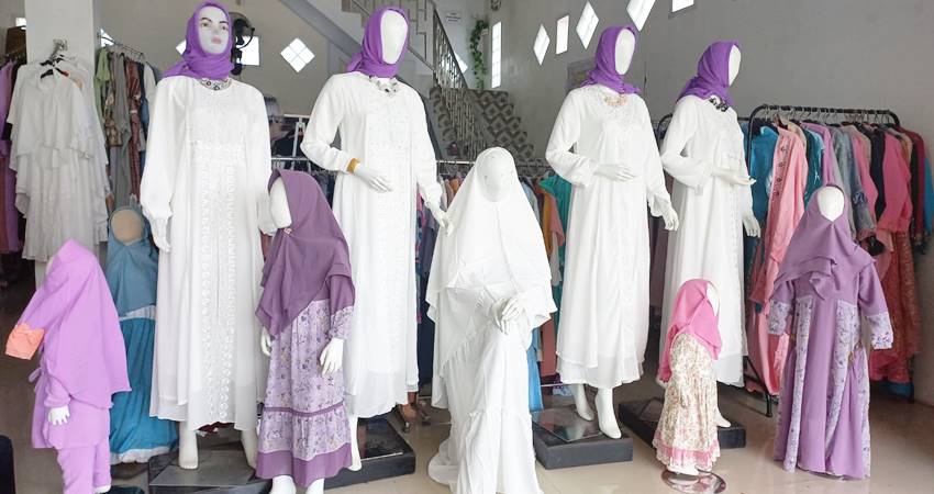 Baju lebaran yang dipasarkan dibutik Annora, di Kota Gorontalo.