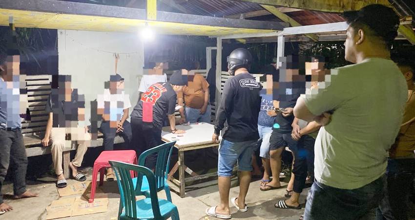 Kasat Reskrim Polresta Gorontalo Kota, Kompol Leonardo Widharta,S.I.K bersama Tim Rajawali, saat mengamankan terduga pelaku judi domino, yang terjadi di wilayah Kecamatan Kota Timur.