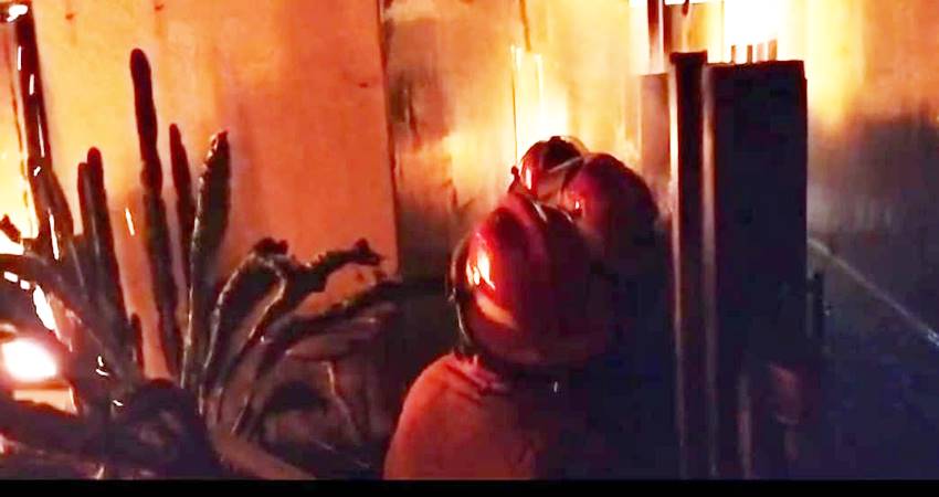 Petugas Damkar saat memadamkan api yang melahap sebuah rumah