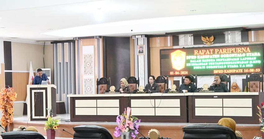 Jubir Fraksi Nasdem, Migdad Yeser saat membacakan pandangan umum fraksi, pada rapatnparipurna LKPJ Bupati Gorut tahun anggaran 2023, Senin kemarin.