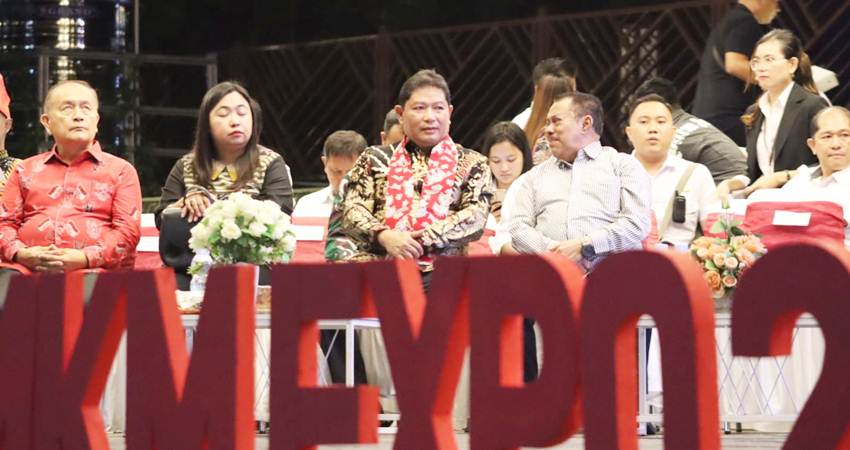 Ketua Deprov Gorontalo Paris Jusuf bercengkrama dengan penjabat bupati Minahasa saat pembukaan legislatif dan UMKM SulutGo Expo XII yang berlangsung di God Bless Park Tondano, Kabupaten Minahasa, Provinsi Sulawesi Utara, kemarin (24/4).