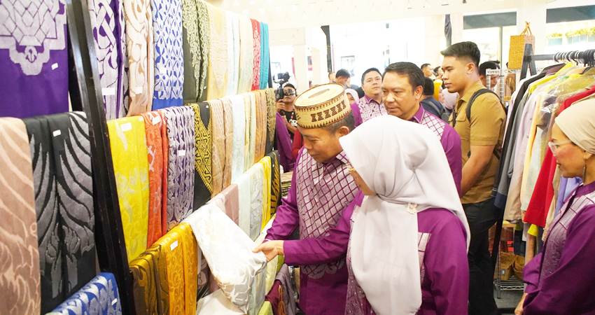 KUALITAS TINGGI : Pj Gubernur Gorontalo Ismail Pakaya, didampingi Ketua Dekranasda Provinsi Gorontalo, bersama Kepala Perwakilan BI Gorontalo, Dian Nugraha, melihat kain sulam karawo, produk UMKM pada Gebyar UMKM di Citimall Gorontalo, Sabtu (27/4). (foto : dok / BI Gorontalo)
