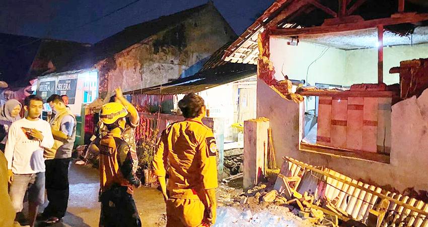 Sejumlah bangunan di Kota Tasikmalaya tampak rusak akibat gempa berkekuatan M6,2 di Kabupaten Garut, pada Sabtu (27/4) malam. Foto: BPBD Kota Tasikmalaya