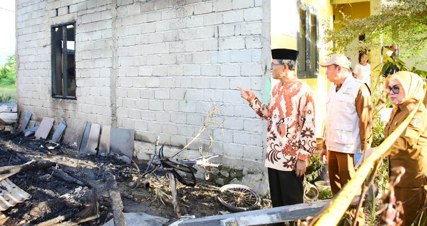 Sekda Kota Gorontalo, Ismail Madjid ketika meninjau rumah yang ditimpa musibah kebakaran di Kecamatan Kota Timur.