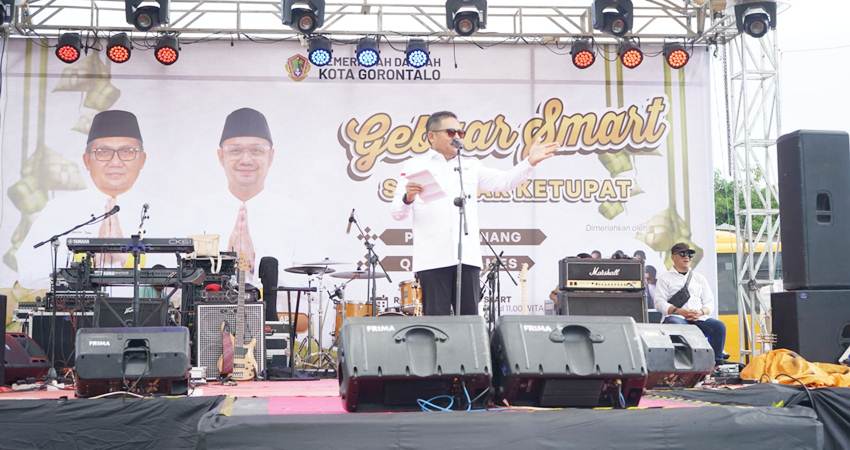 Wali Kota Gorontalo, Marten Taha ketika memberikan sambutan pada kegiatan Gebyar SMART yang diselenggarakan Pemerintah Kota Gorontalo di Desa Yosonegoro, Kecamatan Limboto Barat, Kabupaten Gorontalo, Rabu (17/4/2024). (Foto: Prokopim)