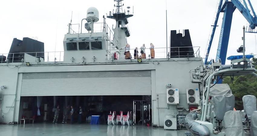 KRI Banjarmasin-592 saat sandar di Pelabuhan Laut Gorontalo, TNI AL membuka masyarakat umum untuk melihat langsung alutsisra sarat teknologi itu. (foto : mg / gorontalo post)