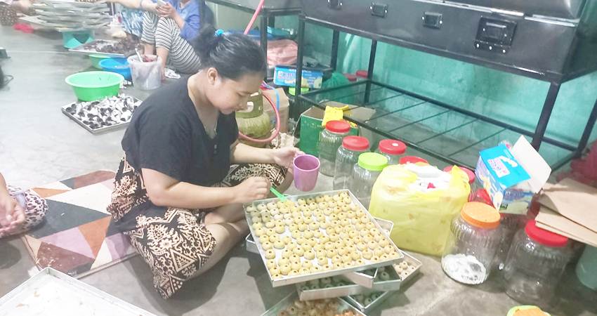 Para karyawan saat mengejar target para pelanggannya untuk membuat berbagai macam jenis kue kering.