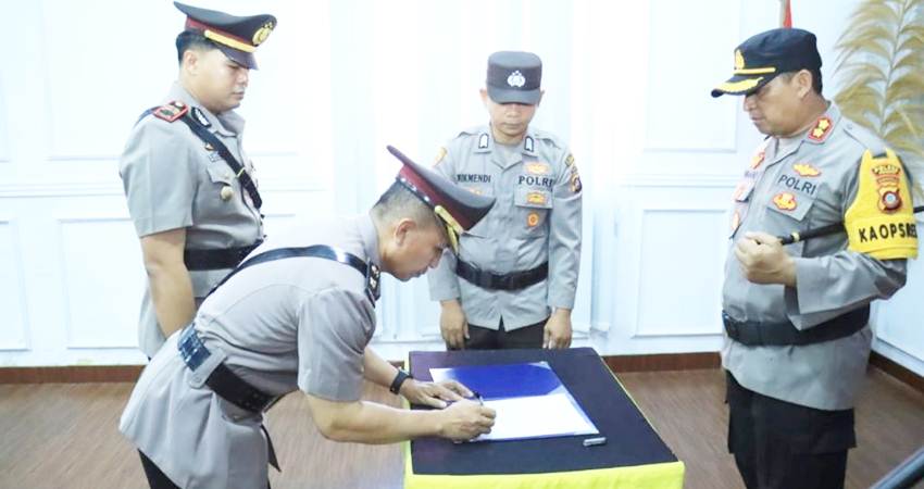 Kapolres Pohuwato, AKBP Winarno,S.I.K,S.H saat memimpin pelaksanaan Sertijab Kabag Ops Polres Pohuwato, yang bertempat di Aula Tribrata.