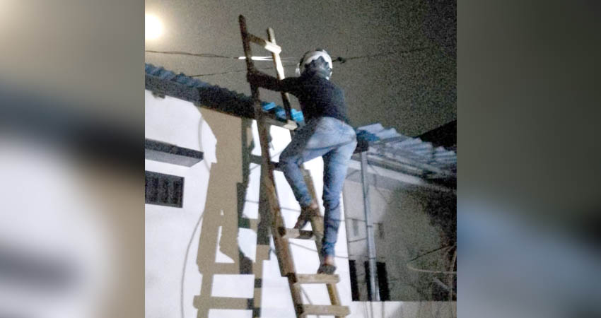 Petugas PLN Gorontalo saat mencoba memadamkan api pada kabel yang terbakar di atap salah satu rumah milik warga kawasan Jalan Tinaloga Dulomo Utara Kota Utara, Kota Gorontalo.