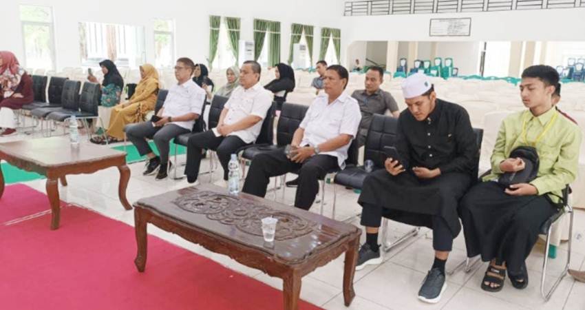HADIR. Wakil Bupati Hendra Hemeto saat duduk dan memerikan dukungan kepada peserta MTQ Kabupaten Gorontalo yang mengikuti lomba