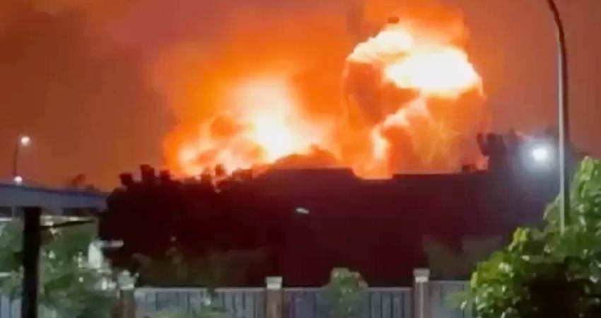Tangkapan layar detik-detik terjadi ledakan dahsyat pada insiden kebakaran yang melanda Gudang Amunisi Artileri Medan (Armed) TNI di Kampung Parung Linang, Desa Ciangsana, Kecamatan Gunung Putri, Kabupaten Bogor, Jawa Barat, Sabtu (30/3) petang.