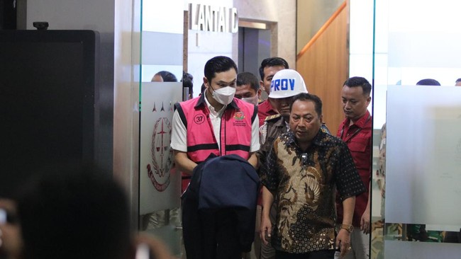 KORUPSI FANTASTIS : Suami selebriti, Sandra Dewi, Harvey Moeis saat keluar dari ruang pemeriksaan Kejagung dengan tangan terborgol dan mengenakan rompi mera jambu khas tahanan korupsi. (foto : istimewa)
