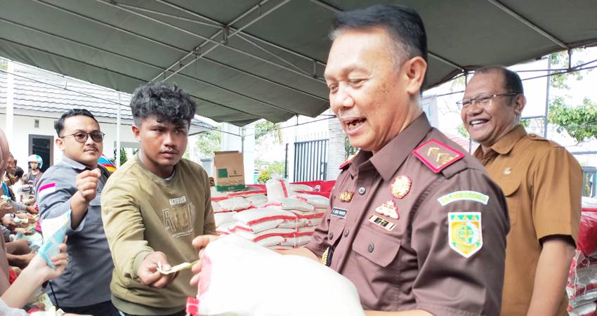 PASAR MURAH : Kejati Gorontalo, Purwanto Joko Irianto, turut melayani warga yang datang di pasar murah di halaman Kejati Gorontalo, Selasa (2/4). (foto : dok / pemprov Gorontalo)