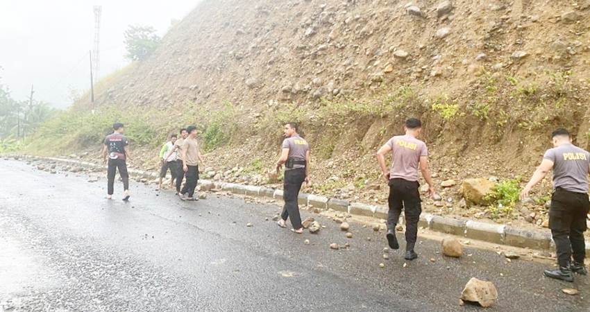 Personel Samapta Polres Boalemo saat melakukan pembersihan lokasi longsor yang terjadi belum lama ini di wilayah Boalemo.
