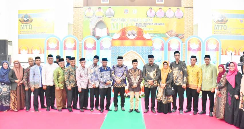 FOSE. Bupati Gorontalo Nelson Pomalingo bersama Wakil Bupati Hendra Hemeto saat foto bersama dengan Kandepag Gorontalo dan panitia MTQ Kabupaten Gorontalo.