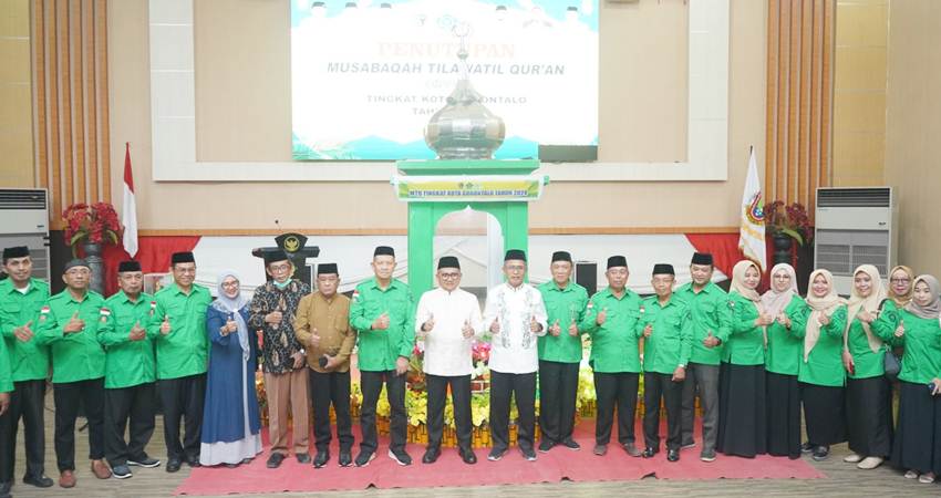Usai menutup pelaksanaan kegiatan MTQ, Wali Kota Gorontalo, Marten Taha menyempatkan waktu untuk foto bersama dengan panitia dan dewan hakim MTQ tingkat Kota Gorontalo, Jumat (26/4/2024). (Foto: Prokopim)