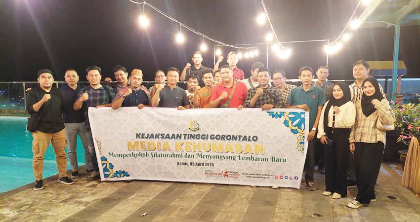 Para awak media saat berpose dengan Aisntel Keajti Gorontalo usai buka puasa bersama di Grand Q hotel Kamis (4/4/24).