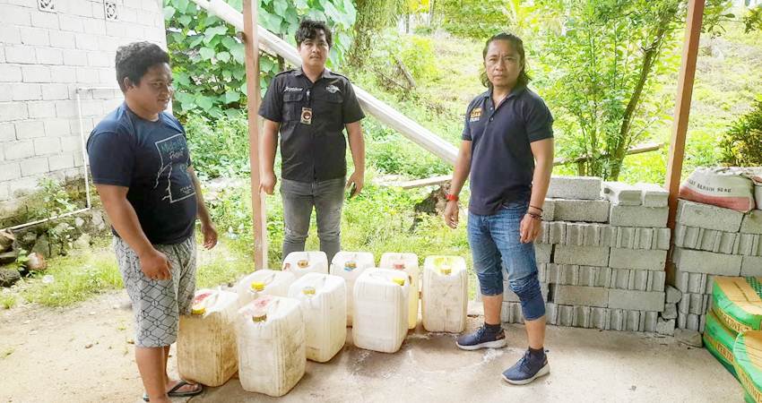 Ratusan liter minuman keras (Miras) jenis cap tikus, berhasil disita oleh Satuan Narkoba Polres Pohuwato dari dua desa yang ada di Kecamatan Dengilo.