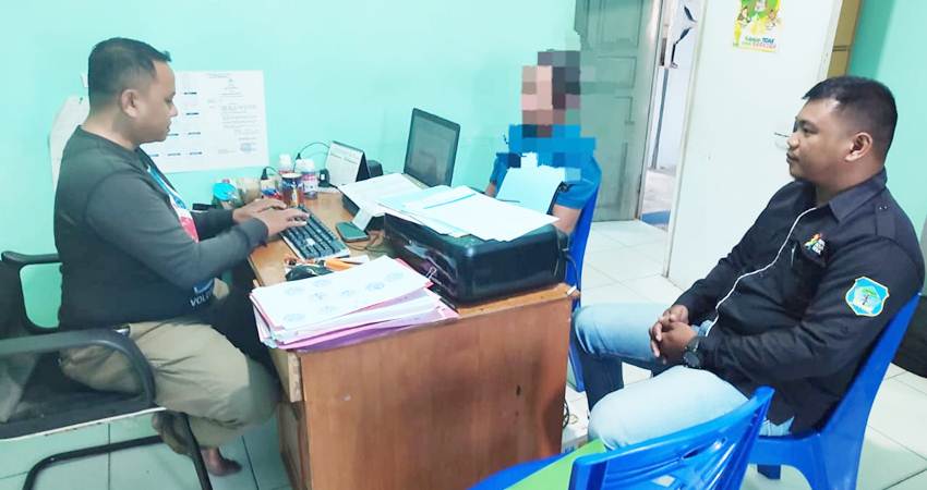 Salah seorang oknum tenaga honorer saat menjalani pemeriksaan penyidik Satuan Narkoba Polresta Gorontalo Kota.