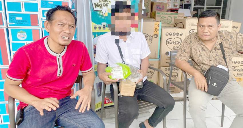 Personel Satuan Narkoba Polresta Gorontalo Kota saat mengamankan OS (29), yang merupakan oknum pegawai honorer di BPN Kota Gorontalo, atas dugaan kepemilikan narkoba jenis ganja.
