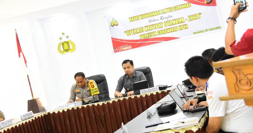 Wakil Wali Kota Gorontalo, Ryan F. Kono ketika menghadiri rapat koordinasi lintas sektor terkait pelaksanaan operasi ketupat otanaha 2024 yang akan diselenggarakan Polresta Gorontalo Kota. (Foto: Prokopim)