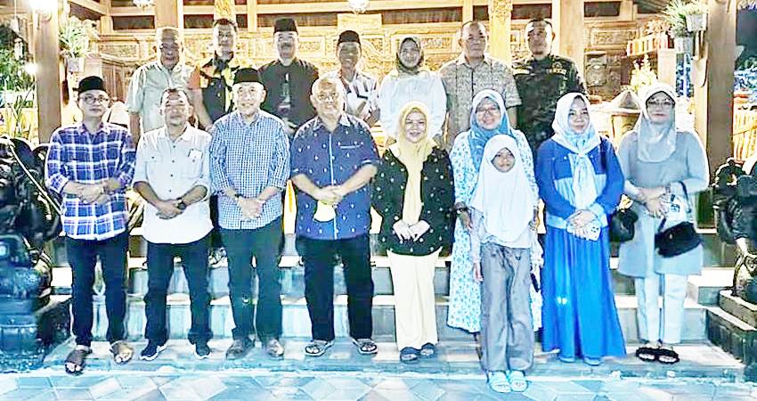 Ketua DPD I Partai Golkar Rusli Habibie bersama Ketua DPW PAN Gorontalo Anas Jusuf serta Tim Pilkada masing-masing partai.