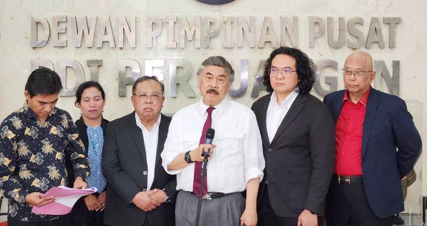 Tim Hukum Dewan Pengurus Pusat Partai Demokrasi Indonesia Perjuangan (DPP PDIP) menggelar konferensi pers di Kantor DPP PDIP, Jakarta Pusat, Selasa (23/4).