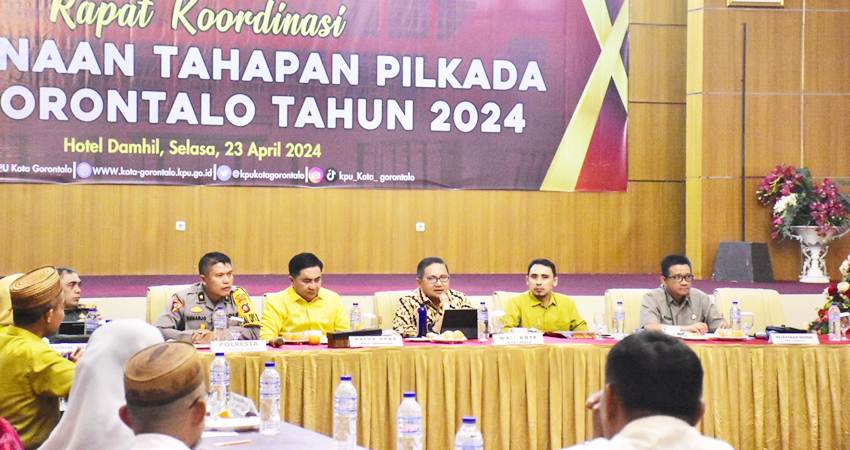 Wali Kota Gorontalo, Marten Taha pada kegiatan sosialisasi tahapan Pilkada yang diselenggarakan KPU Kota Gorontalo, Selasa (24/4/2024) malam. (Foto: Prokopim)