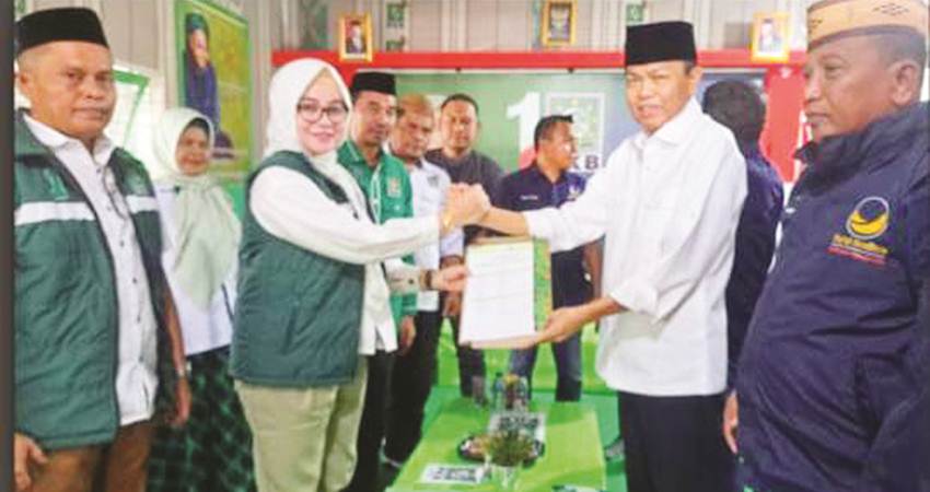 MENUJU PILKADA : Politisi NasDem, Prof.Rustam Akili memasukan formulir pendaftaran calon Bupati Kabupaten Gorontalo pada sekretariat PKB Kabupaten Gorontalo, Senin (29/4). (foto : istimewa)