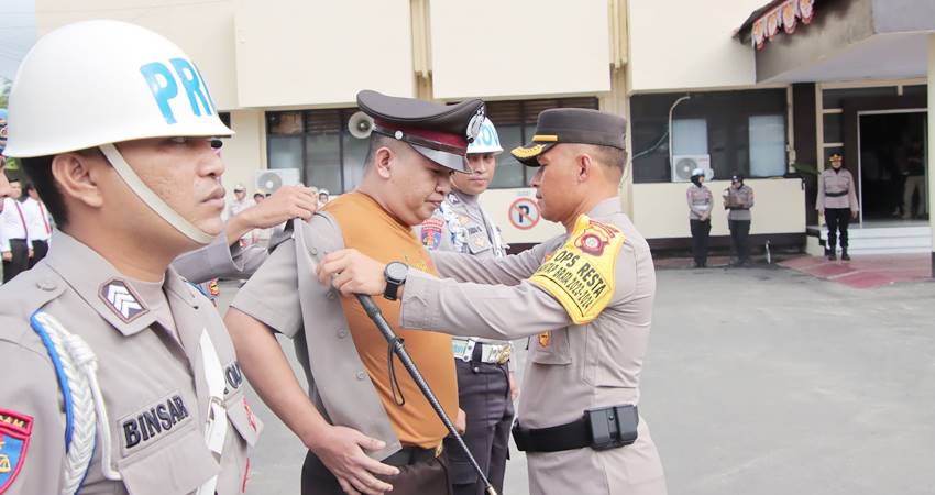 Kapolresta Gorontalo Kota, Kombes Pol. Dr. Ade Permana,S.I.K,M.H saat memimpin upacara PTDH terhadap salah seorang personel Polri.