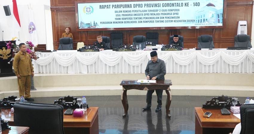 Ketua Deprov Gorontalo Paris Jusuf menandatangani surat keputusan terkait persetujuan dua Ranperda usul insiatif DPRD, dalam rapat paripurna kemarin (29/4).Ketua Deprov Gorontalo Paris Jusuf menandatangani surat keputusan terkait persetujuan dua Ranperda usul insiatif DPRD, dalam rapat paripurna kemarin (29/4).