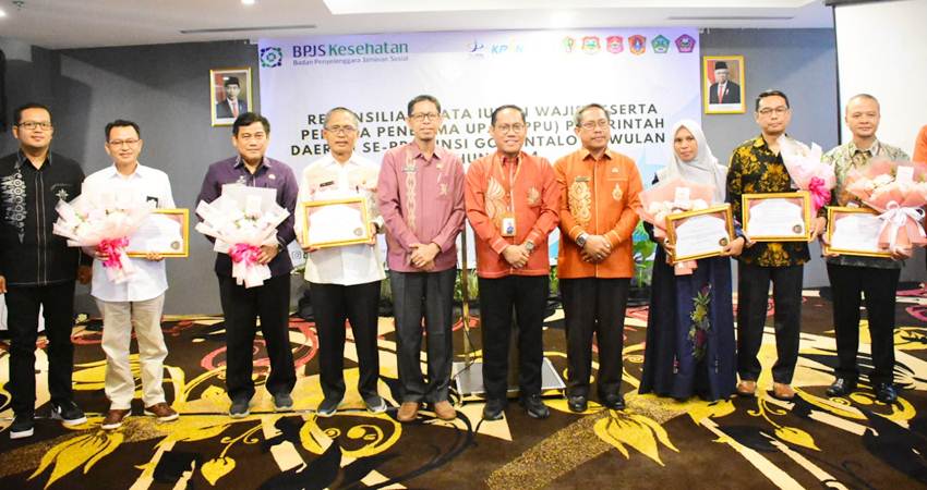 Sekda Kota Gorontalo, Ismail Madjid didampingi Kepala Badan Keuangan Kota Gorontalo, Nooryanto ketika foto bersama dengan penerima lain penghargaaan BPJS Kesehatan, Kamis (25/4/2024). (Foto: Prokopim)