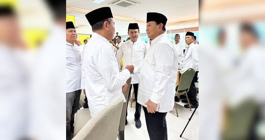 Presiden RI terpilih Prabowo Subianto, terlibat pembicaraan serius dengan Zainudin Amali, disela peringatan Nuzulul Quran yang digelar DPP Golkar, Jumat (29/3). (foto : istimewa)