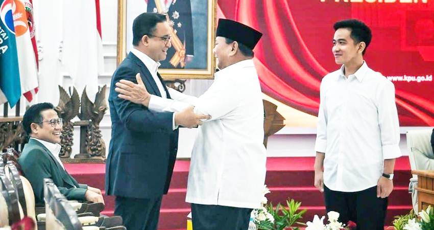 SEAKAN AKRAB : Calon Presiden terpilih Prabowo Subianto menyalami capres Anies Baswedan dengan memegang pundak, usai penetapan calon Presiden dan Wakil Presiden terpilih, di kantor KPU, Rabu (24/4). (foto : istimewa)