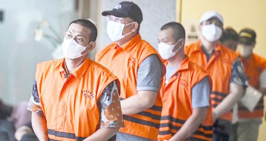 Sejumlah tersangka dugaan kasus pungli di Rutan KPK menuruni tangga usai menjalani pemeriksaan di Gedung Merah Putih KPK, Jakarta, Rabu (3/4/2024). (Arsip)