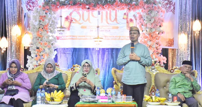 Sekda Kabupaten Gorontalo Rony Sampir saat memberikan arahan pada kegiatan malam qunut di Kecamatan Tabongo, baru-baru ini.