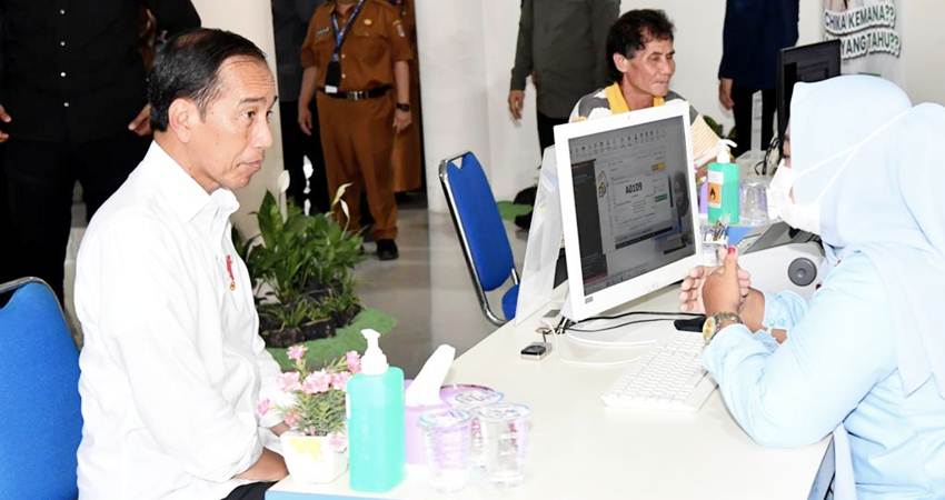 CEK FASILITAS : Presiden Jokowi berdialog dengan petugas RS Toto Bone Bolango terkait layanan dan fasilitas rumah sakit, dalam kunjunganya di Gorontalo, Senin (22/4). (foto : Biro Pers Sekretariat Presiden)