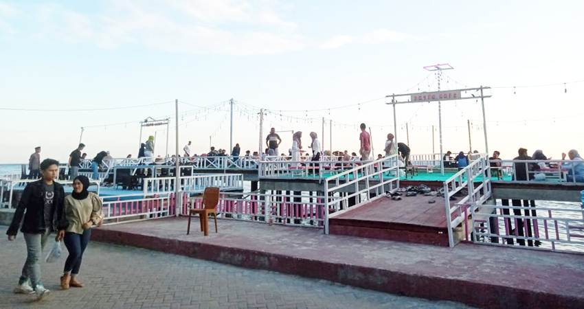 Suasana ramainya rumah makan di wisata Tamendao.