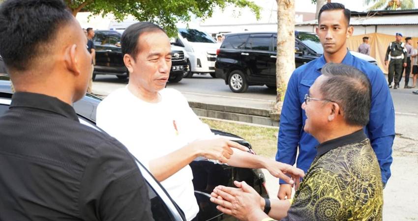 Presiden RI, Joko Widodo ketika disambut Wali Kota Gorontalo, Marte Taha di Lapangan Kompi Bantuan, Kelurahan Liluwo, Kecamatan Kota Tengah, Ahad (21/4/2024). (Foto: Prokopim)
