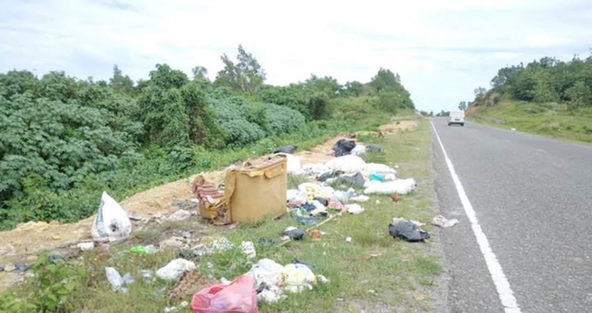 Tepi jalan GORR) kerap di jadikan tempat pembuangan sampah oleh masyarakat yang tidak bertanggungjawab.