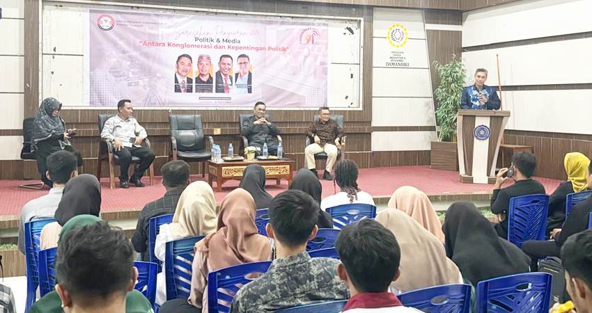 Kadis Kominfotik Provinsi Gorontalo Rifli Katili saat memberikan sambutan pada kegiatan sarasehan penyiaran memperingati Hari Penyiaran ke-91, Kamis (25/4).