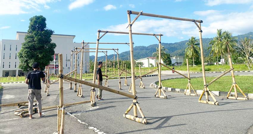 PERSIAPAN Malam tumbilotohe yang dilakukan mahasiswa fakultas teknik UNG. Mereka menyiapkan ribuan lampu di kompleks kampus IV UNG di Kabupaten Bone Bolango. (foto : suci amanah / mg / gorontalo post)
