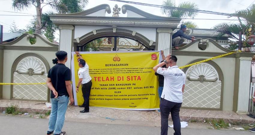 Aset milik terdakwa TPPU inisial FA saat dipasang spanduk bertuliskan disita oleh penyidik Satreskrim Polres Gorontalo Kota beberapa waktu lalu.