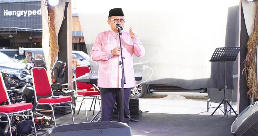 Wali Kota Gorontalo, Marten Taha ketika memberikan sambutan sekaligus membuka pelaksanaan kegiatan Bazar Ramadan Kanwil BSG Gorontalo, Senin (1/4/2024). (Foto: Prokopim)