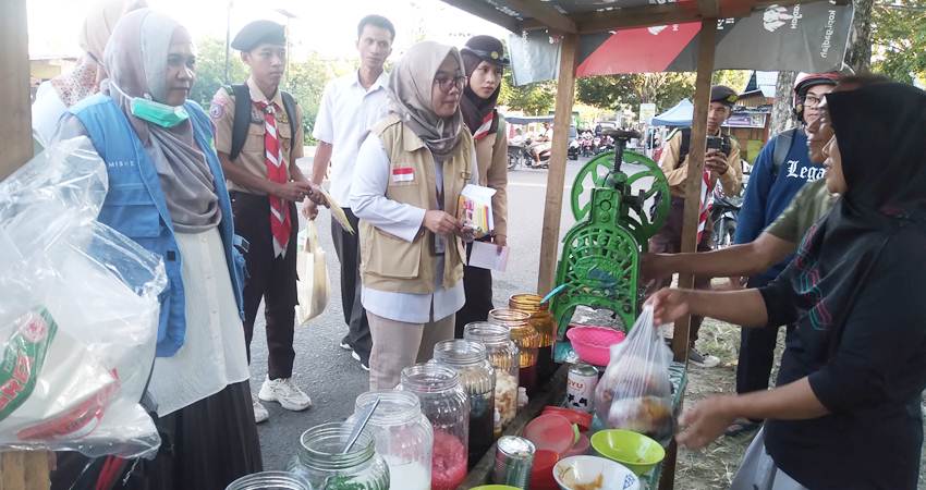 Pemeriksaan sampel makanan buka puasa (takjil) yang dilakukan BPOM Gorontalo, Rabu (3/4). (foto : Raman Supriyatna Tamu / mg / gorontalopost)