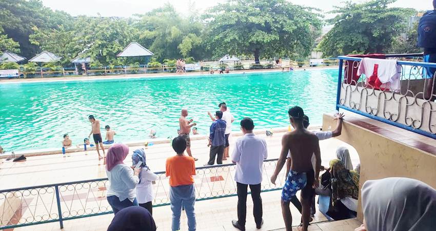 Suasana di kolam renang Lahilote Kota Gorontalo usai kejadian seorang pria bernama Zulkifli Malonda tewas akibat tenggelam di kolam tersebut. (Foto: Natha/Gorontalo Post)