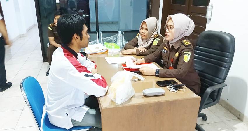 Pelimpahan tersangka dan barang bukti (Tahap dua), yang dilakukan oleh penyidik Unit Reskrim Polsek Dungingi, kepada pihak Kejari Kota Gorontalo